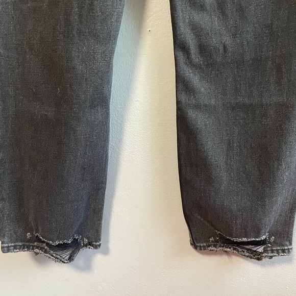 NWT Abercrombie & Fitch Ultra High-Rise
Ankle Straight Jeans in Black. Size 27 - Picture 9 of 11